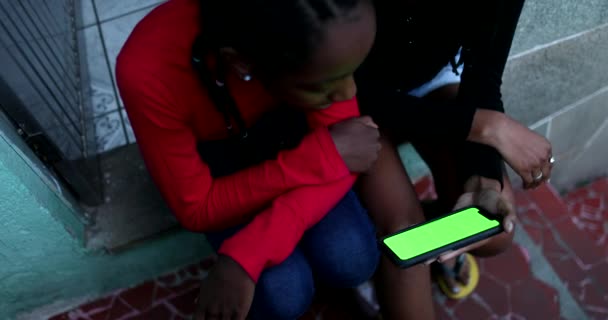 Two Black Teen Girls Watching Content Cellphone Green Screen Mock — Vídeo de Stock