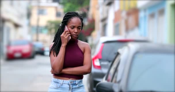 Відверта Африканка Розмовляє Телефону Незвичайна Чорна Жінка Розмовляє Мобільному Вулиці — стокове відео