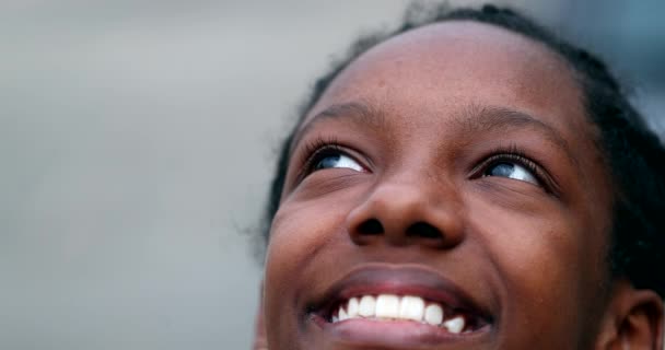 Meditative Young Teen Black Girl Closing Eyes Contemplation Closeup Face — Αρχείο Βίντεο
