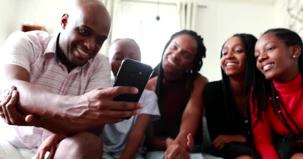 Happy Rodina Recenzování Fotografie Smartphone Zařízení Černý Africký Etnický Původ — Stock video
