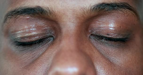 Africano Homem Meditando Close Olhos — Vídeo de Stock
