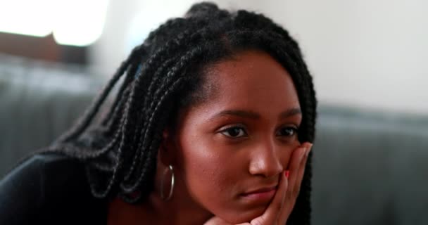 Страстная Черная Девочка Подросток Думает Задумчивая Африканская Смешанная Раса Молодая — стоковое видео