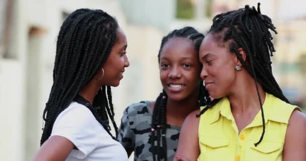 Alkalmi Fekete Afrikai Anya Tizenéves Lányai Kint Állnak Mosolyogva Nevetve — Stock videók