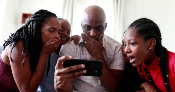 Familie Reactie Shock Emotie Kijken Naar Mobiele Telefoon Apparaat Nieuws — Stockvideo