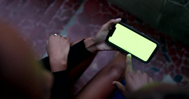 Kobieta Czarne Ręce Trzymając Telefon Komórkowy Zielony Ekran Makieta — Wideo stockowe
