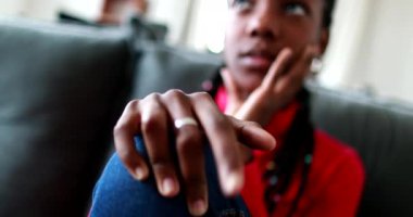 Endişeli genç kız, sıkılmış ergen kadın endişeyle bekliyor.