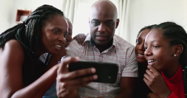 Die Familie Reagierte Schockiert Als Sie Die Nachrichten Von Mobiltelefonen — Stockvideo