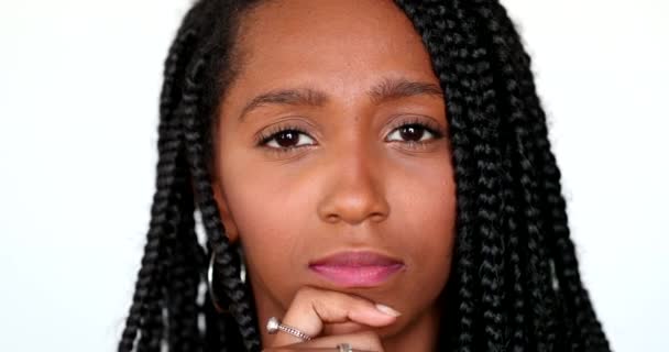 Задумлива Чорна Африканська Дівчина Портрет Підлітка Мріє Духовна Поміркована Молода — стокове відео