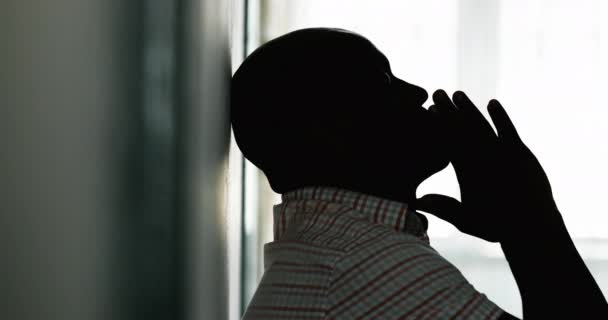 Troublé Homme Noir Appuyé Sur Mur Dans Angoisse Silhouette Personne — Video