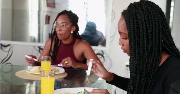 Мать Дочь Подросток Обедают Дома Африканское Происхождение — стоковое видео