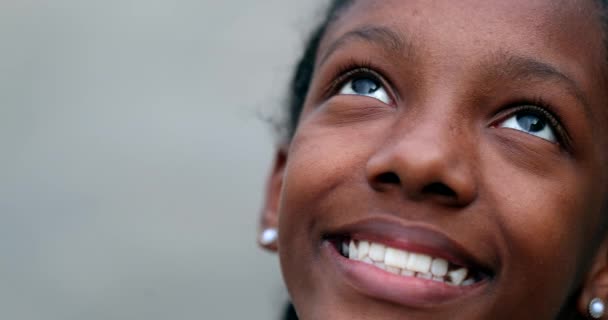 Gelukkig Zwart Tiener Meisje Opening Ogen Buiten Glimlachen — Stockvideo