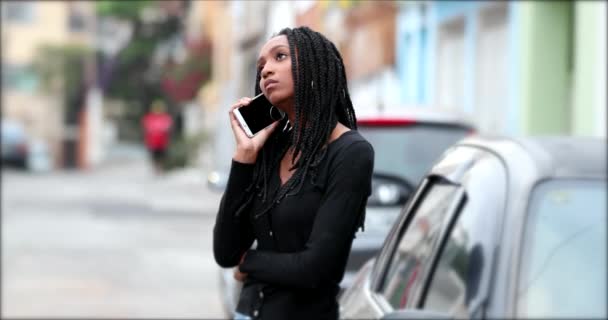 Чорний Підліток Робить Дзвінок Зовні Мобільним Телефоном — стокове відео