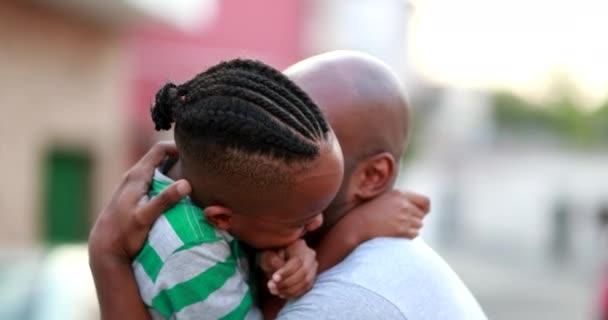 Ojciec Syn Kochają Opiekę Uczucia Afrykański Tata Przytula Się Dziecko — Wideo stockowe