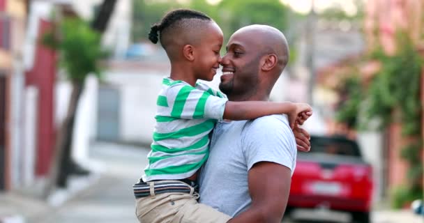 Apa Fia Eszkimó Csókot Adnak Afrikai Fekete Apa Gyerek Összebarátkoznak — Stock videók