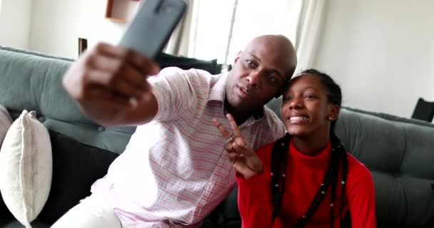 Black Father Daughter Taking Selfie Together Home Couch — Videoclip de stoc