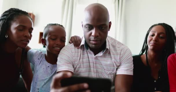 Família Olhando Para Dispositivo Celular Juntos Pais Negros Crianças Olhando — Vídeo de Stock