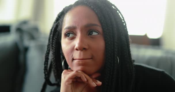Смешанная Расовая Девушка Думает Решении Крупным Планом Молодая Женщина Сталкивается — стоковое видео