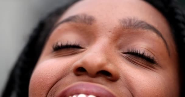 Спокійна Жінка Закриває Очі Роздуми Констатативна Африканська Людина Яка Посміхається — стокове відео