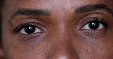 Afrikalı siyahi kadın kameraya yakından bakıyor, gerçek insanlar makro.