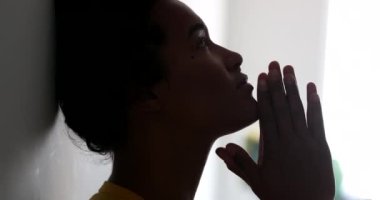 Genç siyahi kadın dua ediyor ve ibadet ediyor. Afro-Amerikan yalvarması