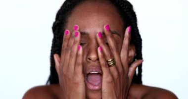 Endişeli siyah Afrikalı kadın korkunç haberlere korku ve şokla tepki veriyor. Çaresiz insan çığlık atıyor.