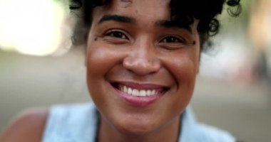 Genç siyahi kadın fotoğraf çekimine gülümsüyor.