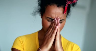 Endişeli genç siyah kadın kaygı ve depresyon hissediyor.