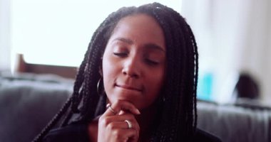 Afrikalı kız sorunların çözümünü düşünüyor ve buluyor, düşünceli genç kadın.