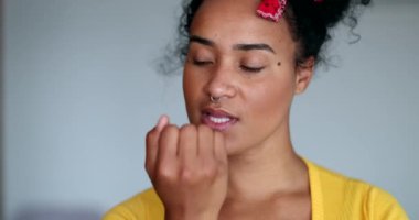 Karışık ırk kızı tırnak yiyor.