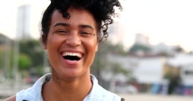 Neşeli genç kadın spontane gülümseme ve kahkaha