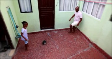 Baba ve çocuk arasındaki bağ, top oynamak.