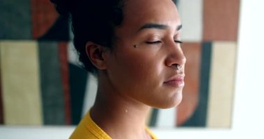 Karışık ırk kızı kameraya doğru dönüyor.