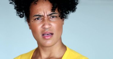 Şok reaksiyonlu kızgın siyah kadın.