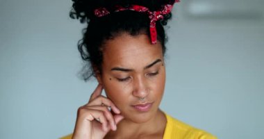 Düşünceli genç siyah kadın düşünüyor. Çözüm arayan Afrikalı Amerikalı kız