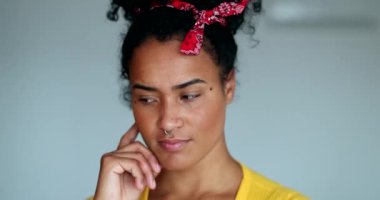 Mutlu siyahi kadın bir fikir geliştiriyor. Kız Eureka anı