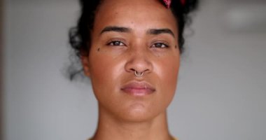 Afrika kökenli genç bir Amerikalı. Yüzünde ciddi bir ifade olan melez bir kız.