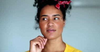 Çözüm bulan genç siyah kadın, karışık ırk kızı aydınlanma anı.