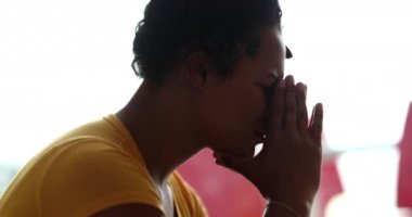 Düşünceli genç siyah kadın derin düşünüyor.