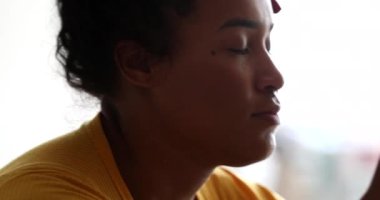 Stresli Afrikalı kadın. Dalgın karışık ırk insanı