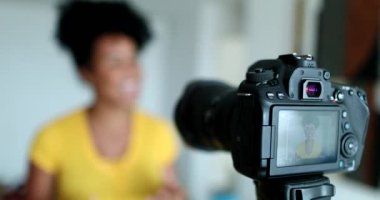 Sosyal medya kanalına konuşan Afrikalı Amerikalı kadın vlogger