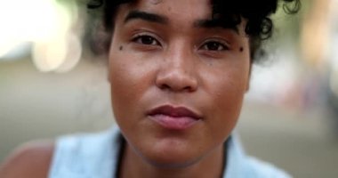 Ciddi genç bin yıllık Afro-Amerikan kadın portresi.