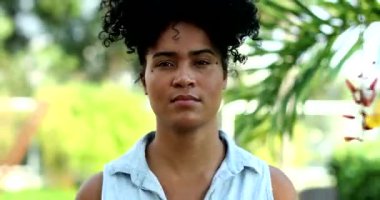 Genç Afrikalı melez kadın kameraya doğru yürüyor.