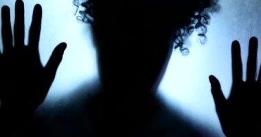 Kadın cam pencerenin arkasında kapana kısılmış hissediyor, depresyon mücadele kavramı