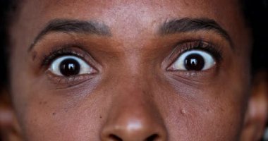 Siyah Afrikalı kadın şok ve şaşkınlık içinde gözlerini açıyor.