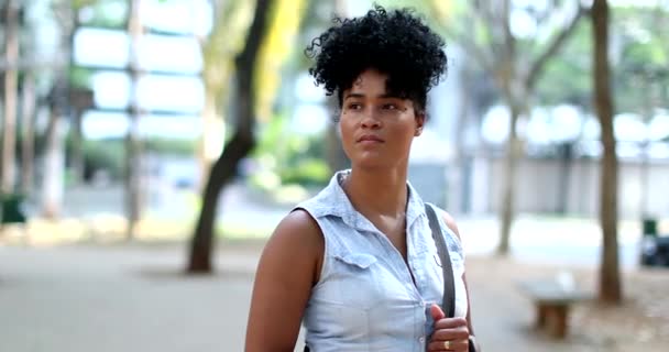 Pensativo Joven Negro Mujer Pie Fuera Pensando — Vídeos de Stock