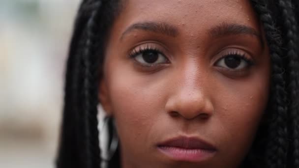 Νεαρή Αφρικάνα Κοιτάζει Την Κάμερα Πορτρέτο Έφηβος Μαύρο Κορίτσι Πρόσωπο — Αρχείο Βίντεο