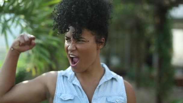 Сильна Чорна Жінка Робить Позу Язів Показуючи Силу — стокове відео
