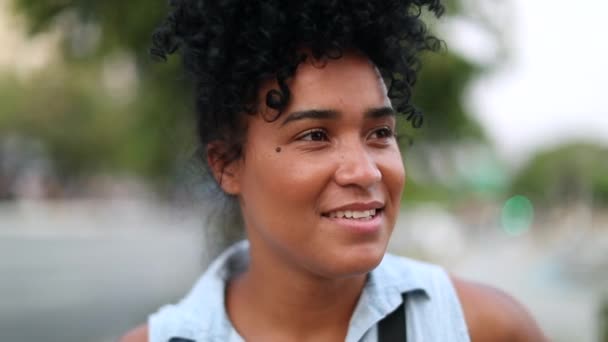 Friendly Mixed Race Woman Smiling Urban City — Vídeo de Stock