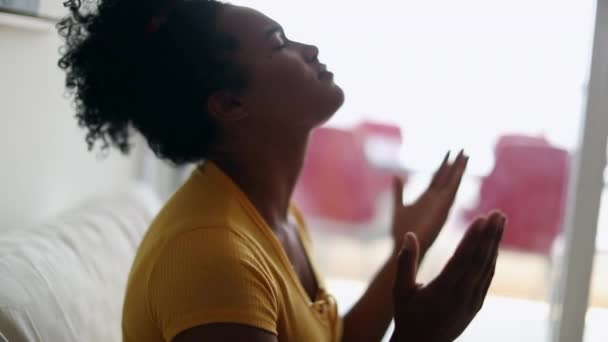 Молодая Черная Женщина Молится Чувствуя Надежду Веру — стоковое видео