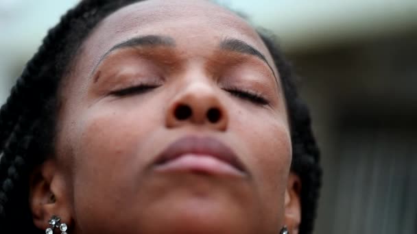 Black African Woman Eyes Closed Meditation — Vídeo de Stock